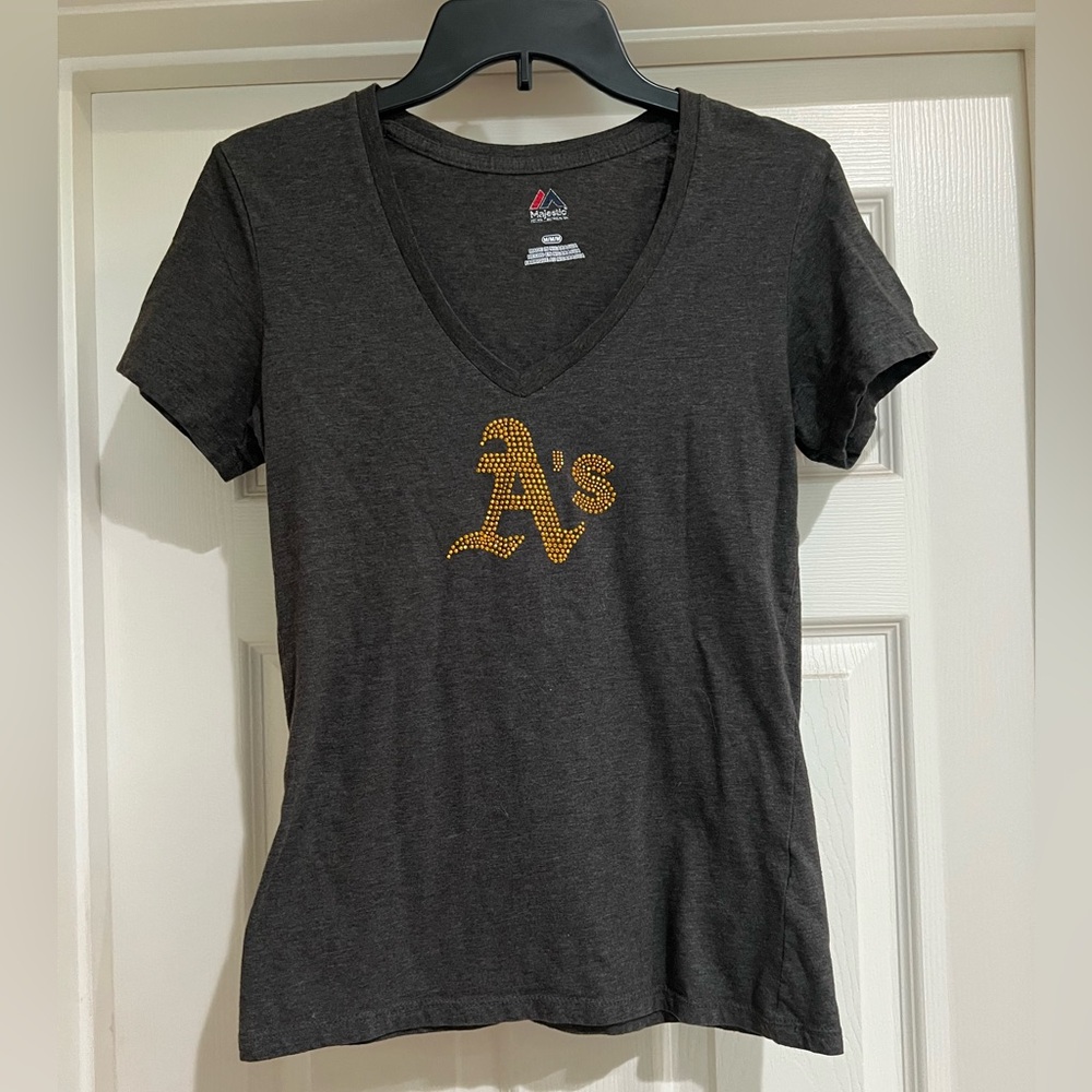 Oakland A’s Women’s V-Neck T-Shirt Size Medium
